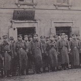 Kādas Latvijas armijas apakšvienības karavīri nostājušies ierindā pirms pārgājiena. 1919.gada beigas.