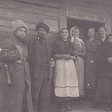 Latvijas armijas karavīrs kādas mājās pēc bermontiešu padzīšanas. 1919.gada decembris.